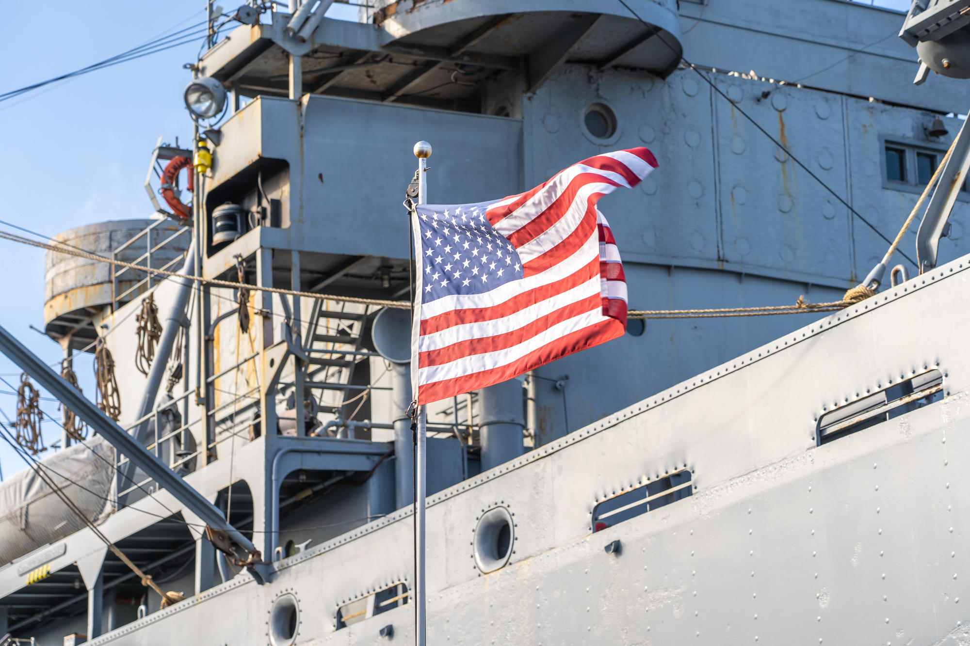 Warship_AmericanFlag_AdobeStock